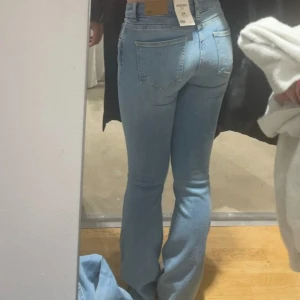 Ljusblå bootcut jeans från Lager 157 - Säljer ett par ljusblå Levis jeans med bootcut passform och låg midja. Bootcut lågmidja