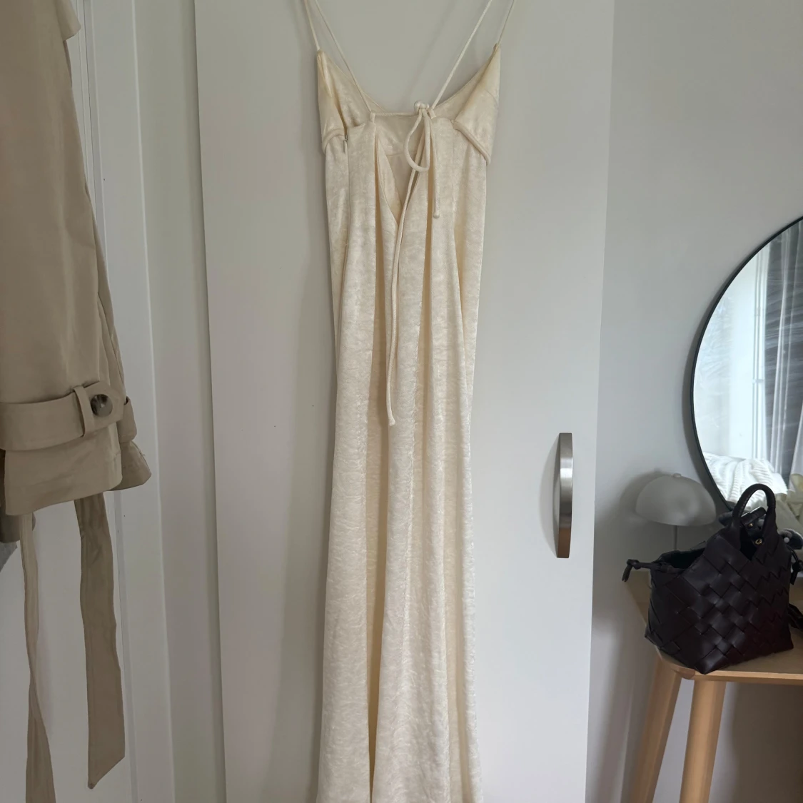 Ljus långklänning med smala axelband - 1