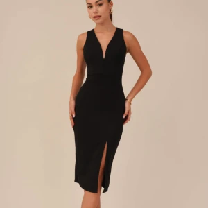 Svart tight klänning med slits och v-ringning -  Ordinarie pris 529kr, aldrig använt glömde skicka tillbaks i tid🙈💕