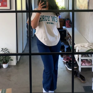 Mörkblåa jeans från Lindex - De här jeansen är skitsnygga och jag älskade dem så mycket! Plagget är från lindex och är högmidjade med extra långa ben. Jeansen passar rumpan perfekt och min rumpa hade aldrig sett bättre ut. Plagget döps för FRANKA på Lindex.