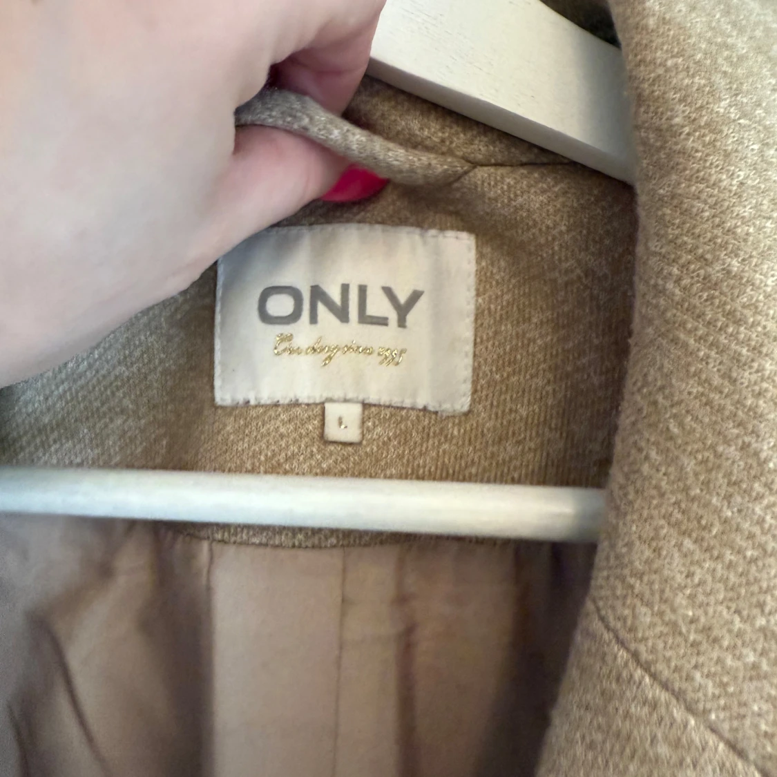 Beige kappa från ONLY med bälte - 1