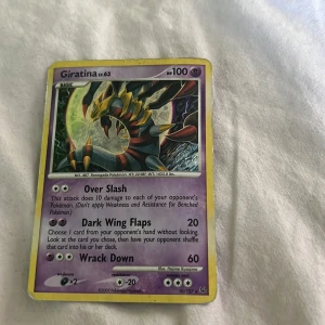 Giratina lv.63 - Samlarkort med Giratina, en legendarisk Pokémon. Kortet har attacker som Over Slash, Dark Wing Flaps och Wrack Down. Perfekt för dig som gillar Pokémon och vill utöka din samling med ett unikt och kraftfullt kort.