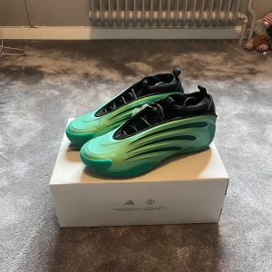 Harden Volume 9 Metamorphosis - Säljer ett par helt nya och helt oanvända Harden vol 9 skor. Är sköna på och är i bra kvalitet. Låda och kvitto ingår. Priset kan diskuteras.