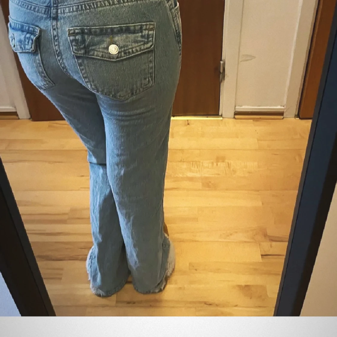 Lågmidjade jeans med knappar