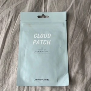 Cloud Patches - Cloud Patch från Common Clouds är hydrocolloid-plåster för punktbehandling av finnar. Innehåller 35 molnformade plåster med centella-extrakt som lugnar huden. Perfekt för att täcka och behandla blemmor diskret.