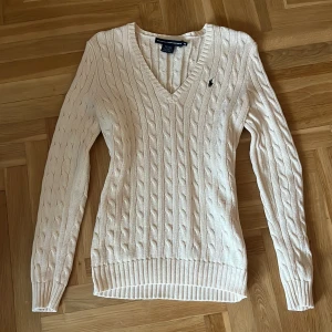 Off-white Ralph Lauren tröja - Super fin Ralph Lauren tröja som knappt är använd! Off-white/beige i färgen med mörkblått märke. Sitter superfint på alla! Priset kan justeras <3