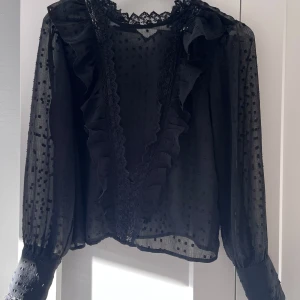 Svart blus med spets - Fin svart blus som jag säljer då den inte riktigt är min stil längre. Inga tecken på användning och passar bra till vardags med jeans eller på fest med typ en kjol. Priset kan förhandlas :)