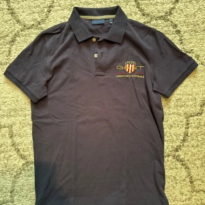 Mörkblå pikétröja från GANT - Pike från Gant. Använd en gång. Säljs pga att den är för liten.