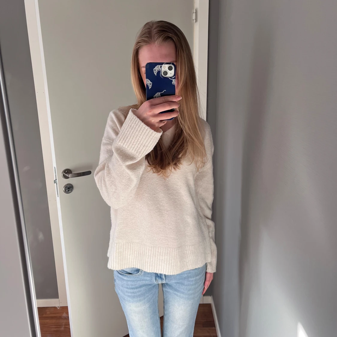 Beige stickad v-ringad tröja