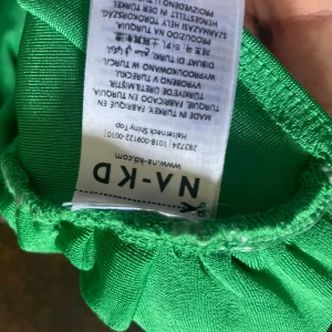 Grön topp från NA-KD - Säljer en grön topp från NA-KD aldrig använd 