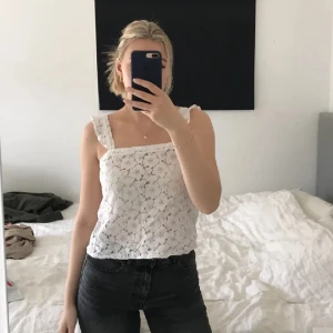 Söt topp - Supersöt vår/sommartopp. Tyvärr är lapp ej kvar. Skulle säga att den är en strl S🖤