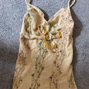 Söt Y2K topp med mönster och rosett - Säljer denna super fina linnet med söta detaljer!❤️