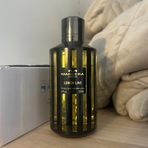 Mancera Lemon Line Eau de Parfum - Fräsch parfym från Mancera med tydlig citrusdoft. Flaskan är cylindrisk i glas med svarta vertikala ränder och gul vätska. Märkets logga och namn syns på en svart etikett framtill. Rymmer 120 ml. Parfym med noterna Citrus, Lavender och musk perfekt för sommaren. 