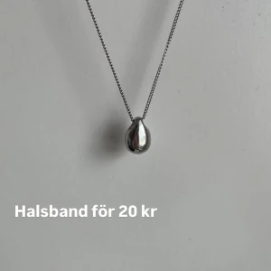 Silverfärgat halsband med droppformad berlock - Stilrent halsband med en droppformad berlock i silverfärg. Kedjan är tunn och elegant, perfekt för att ge en minimalistisk touch till din outfit.