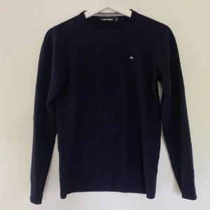 J lindberg merino ull tröja - Mörkblå tröja från J lindberg, den är av 100 procent merino ull och är jötte stilren - perfekt för en kylig sommar kväll.  Storlek S och är perfekt med ett par linne byxor på 🤩