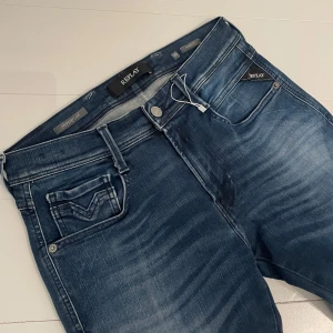Replay anbass hyperflex  - Replay anbass hyperflex - skick 10/10, helt nya! - storlek 29/32 - passar mig perfekt som är 177 och väger 60! - tag sitter fortfarande kvar på jeansen som ni ser, hör av er vid frågor!👍🏼