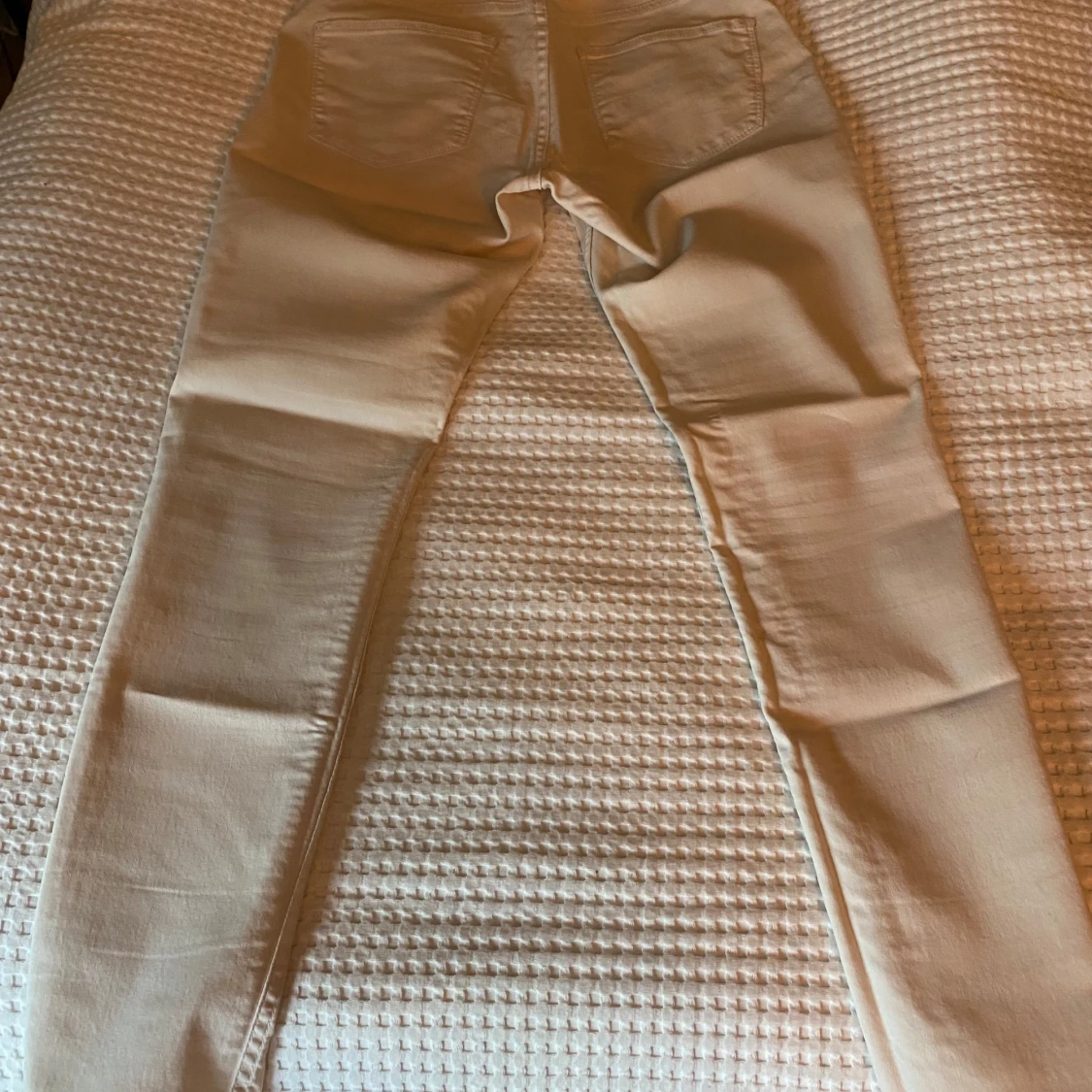 Beiga byxor från Zoul Edition med dragkedjedetaljer - 1