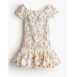 Blommig offshoulder klänning med volang - Kortklänning med blommigt mönster. Offshoulder-modell med korta ärmar och volang nertill. Mycket bra skick! Storlek XS 