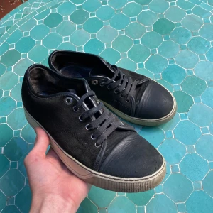 Svarta sneakers från Lanvin - Säljer ett par svarta lanvins utan glans. Skorna är i ok skick men är ändå användbara👍Skorna är i storlek UK 6 vilket motsvarar 41 men passar ändå 42🫵🏼Riktig steal🫢