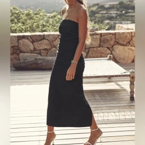 Zara klänning - Säljer denna fina eleganta klänningen från Zara. Helt slutsåld, finns ej på hemsidan. Stl XS
