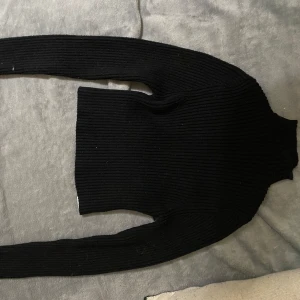 Turtle neck topp - Jättefin tröja med hög krage, säljer då den inte används. Passar Xs-S. Hör av dig vid frågor eller intresse🌸🌸