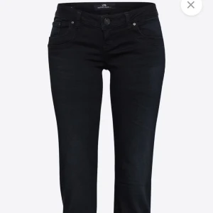 Nattblå  bootcut jeans från LTB - Säljer ett par svarta jeans från LTB med låg midja och bootcut passform.  Aldrig använda!!!!💓💓