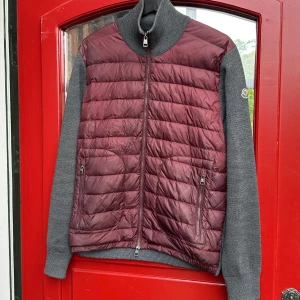 Moncler cardigan  - Säljer denna skit snygga Moncler cardigan i storlek L men skulle säga att den passar M bättre, nypris 12 000kr men säljs nu för endast 3499kr‼️‼️