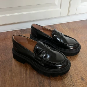 Svarta loafers - Svarta loafers från NA-KD, aldrig använda. Säljer på grund av fel storlek. 