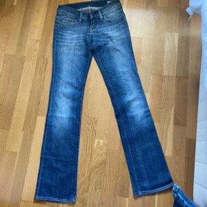 Lågmidjade jeans LEE - Lågmidjade jeans från Lee. Byxorna har en rak passform. Storlek 27/33. Midja rakt över 36-37cm, innerben 81cm. Tyvärr för små för mig så kan ej skicka bilder med dom på :(