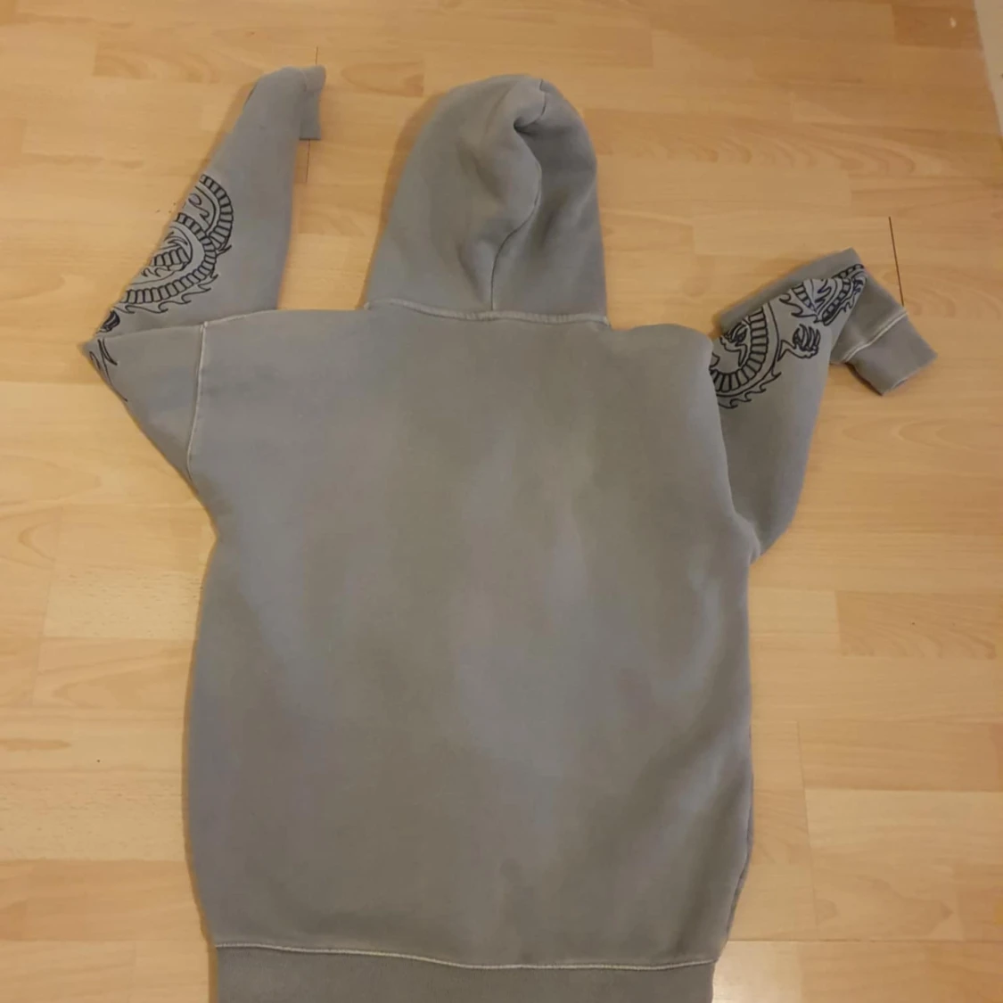 Grå hoodie från Squad med tryck - 1