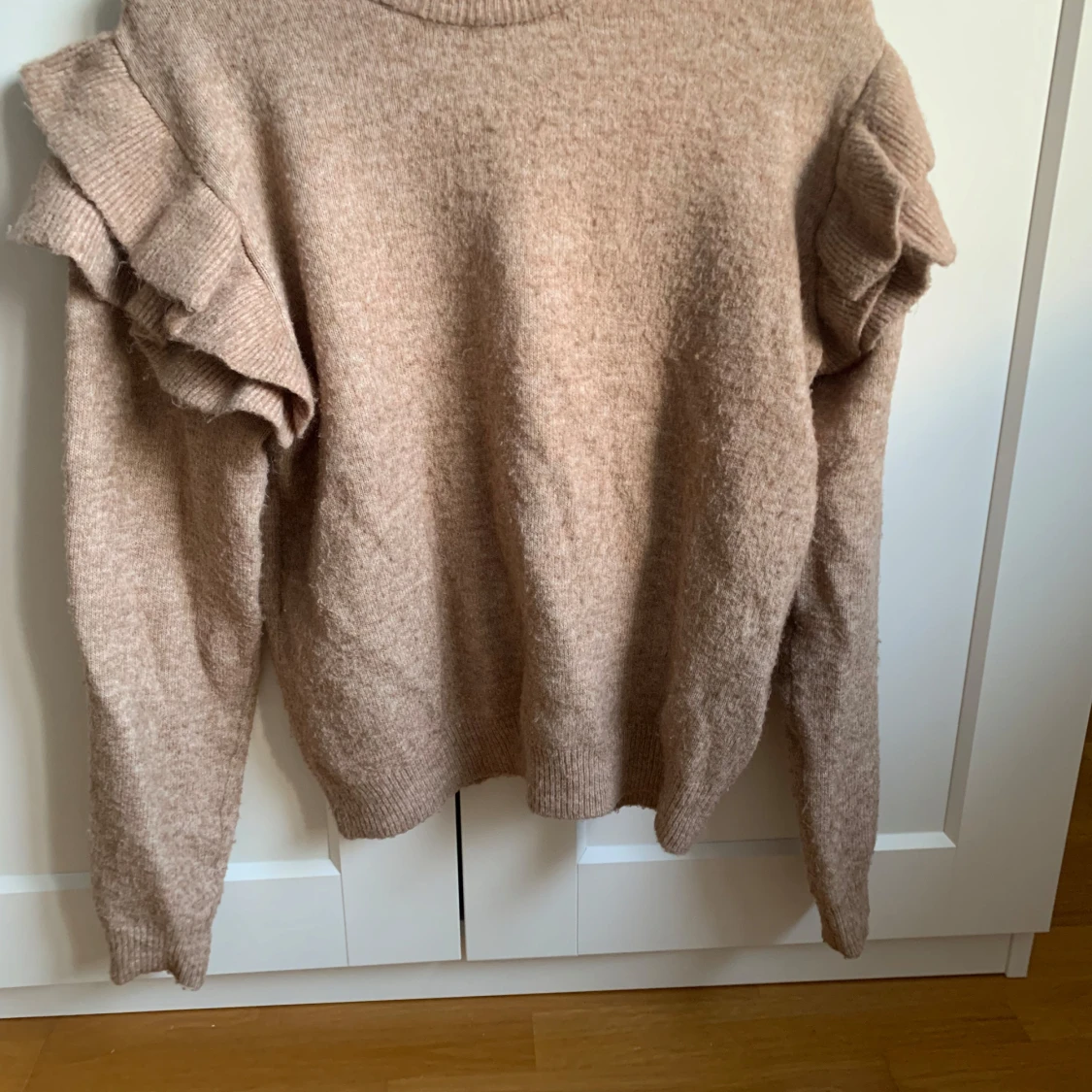 Beige stickad tröja med volangdetaljer - 1