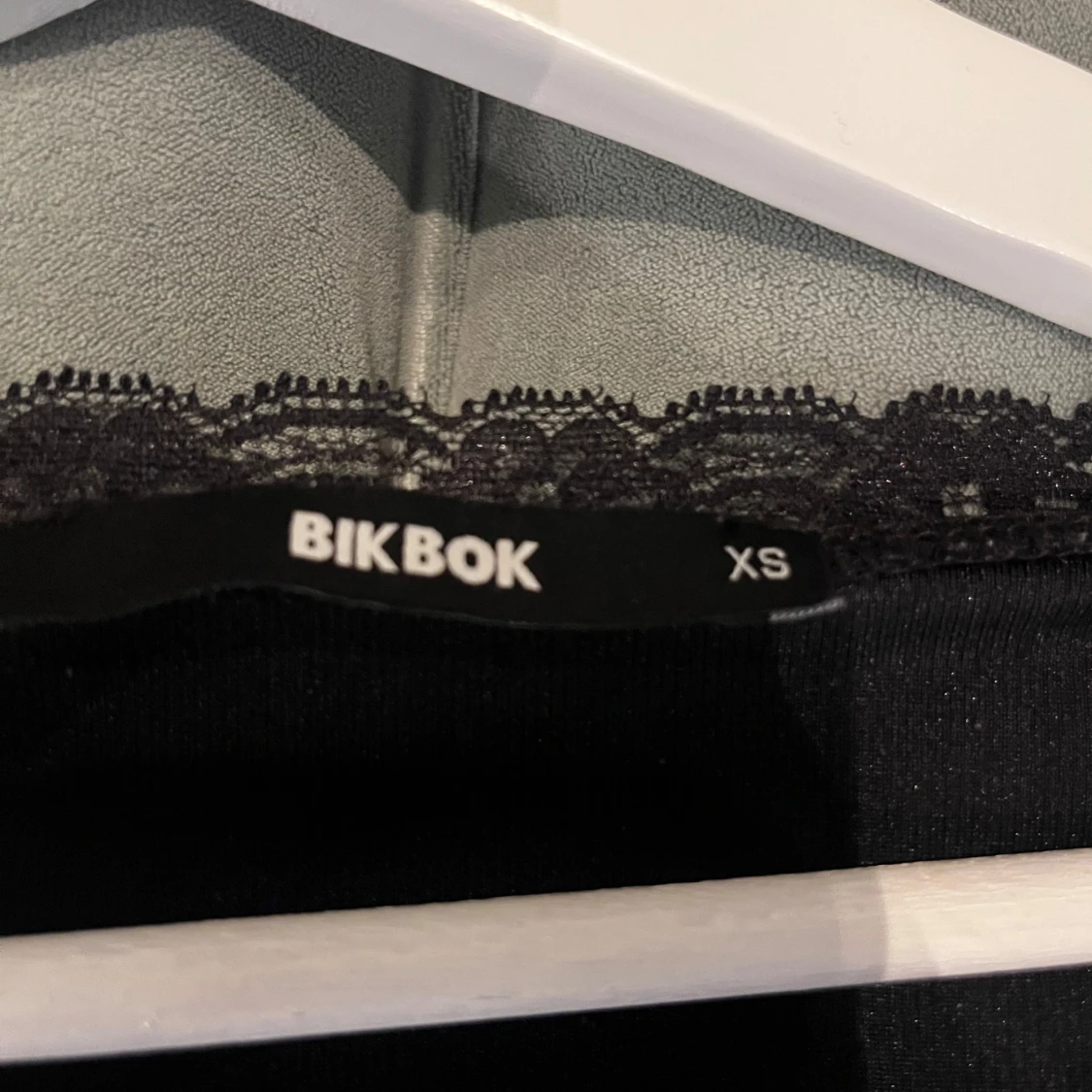 Svart långärmad topp med spets från BikBok - 1