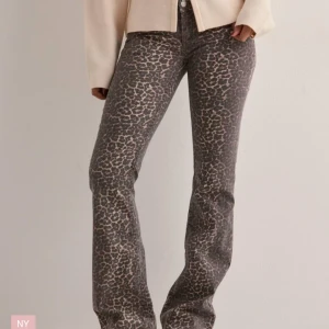 Leopard jeans - Lågmidjade leopard mönstrade jeans från Nelly i strl 34. Liten slitning längst ner på ena benet (sista bilden).  Hör av dig vid intresse av fler bilder!