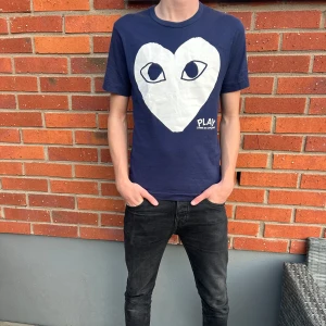 Blå Cdg play t shirt  - Riktigt snygg blå t shirt från Cdg play i storlek S , modell är 180 cm lång och den passar perfekt, perfekt nu till sommaren till ett par linnebyxor eller jeans, skriv vid funderingar!