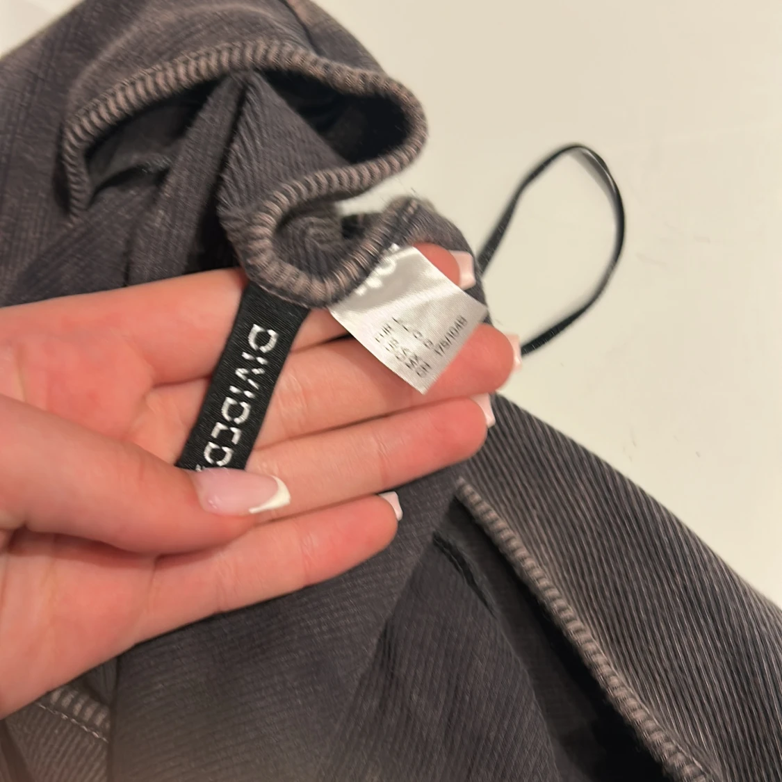 Grå ribbad topp från Divided - 1