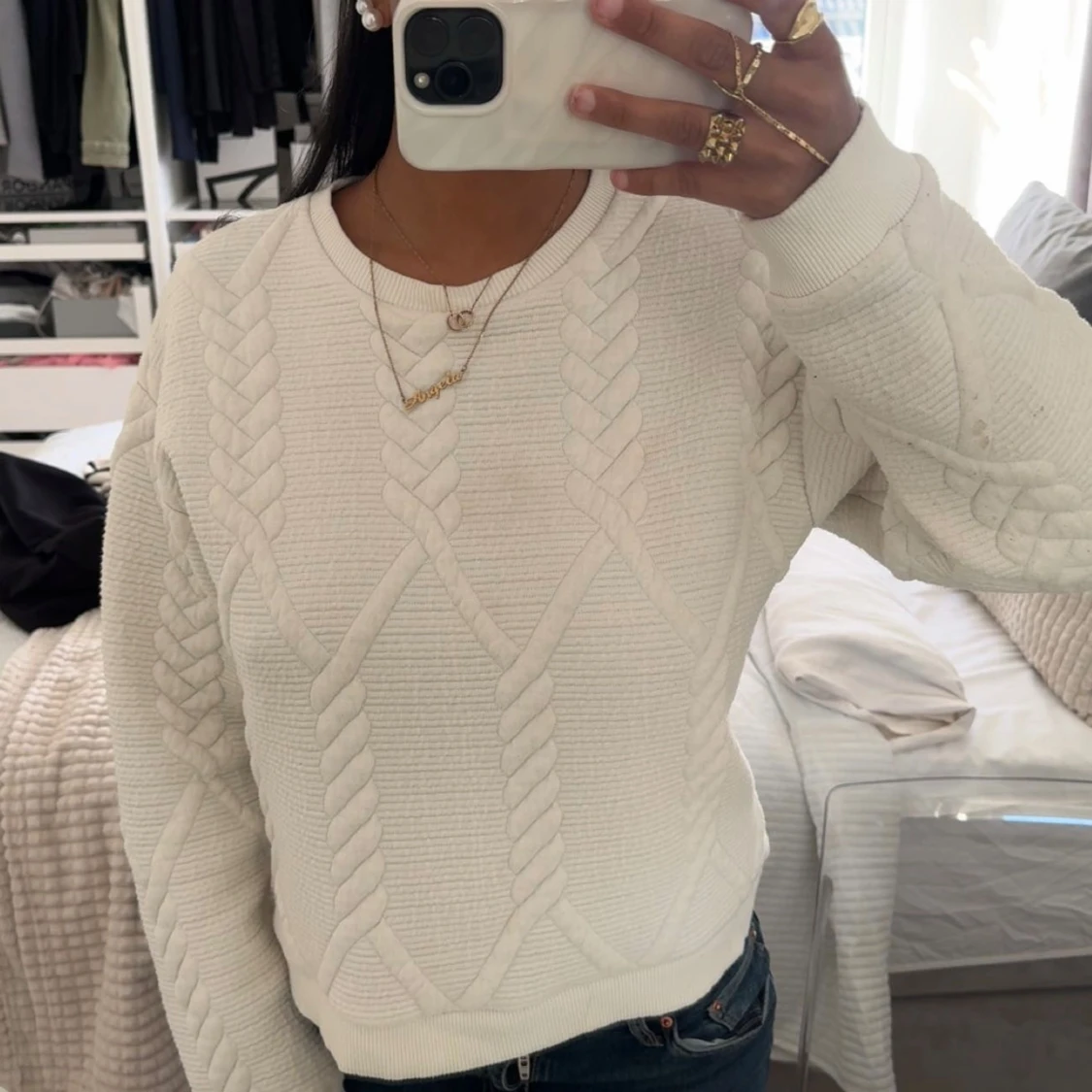 Vit stickad tröja med flätmönster