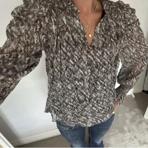 Somrig topp - Intressekoll på denna sjukt snygga blusen, passar både vardagligt och till finare tillfällen ☺️💕Hör av dig vid frågor 