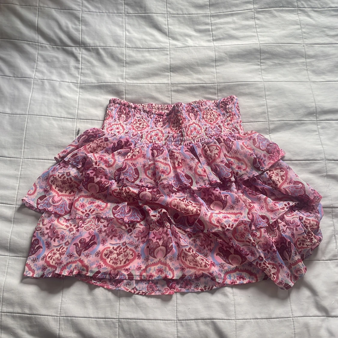 Rosa volangkjol med mönster från Index