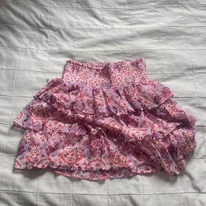 Rosa volangkjol med mönster från Index - Supersöt kort volangkjol från Index i rosa och lila toner💗 