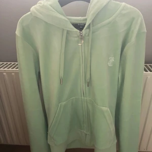 Juicy couture tröja  - En fin tröja ifrån juicy couture som är i en jätte fin grön färg. Tröjan är ny. Då jag endast testat men hunnit ta bort prislappen. Finns även byxor i samma färg om man är intresserad 🩷🩷