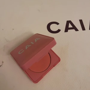 CAIA Matte Blush 'Troublegum' - Säljer ett CAIA Matte Blush i färgen 'Troublegum'. Rouget kommer i en snygg rosa fyrkantig dosa med spegel och har en matt finish. Perfekt för att ge kinderna en fräsch och naturlig färg. Testad 2 gånger Max. 