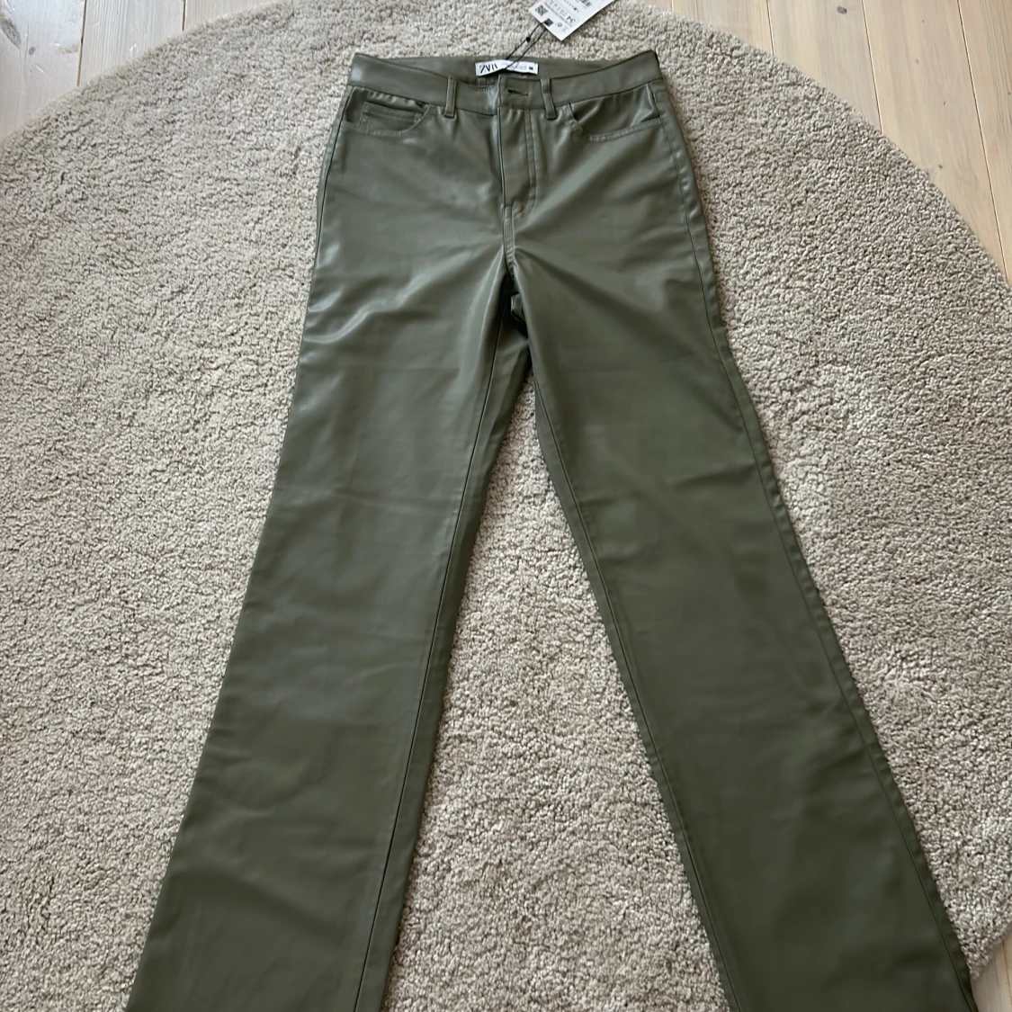 Olivgröna byxor från Zara