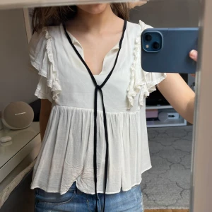 Sommar topp från Zara - Jättesöt topp som passar till sommaren, säljer den för att jag inte använt den på ett tag. Hör av er för fler bilder eller frågor!💓☺️