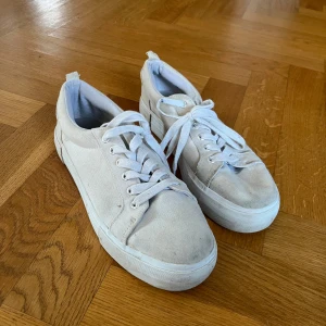 Vita sneakers med snörning - Säljer ett par vita vår skor med snörning och platt sula. Skorna är i storlek 39. Skriv för fler frågor💕
