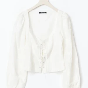 Vit blus Gina Tricot - Superfin vit blus från gina, använd en gång! Gina säljer den för 500kr. 
