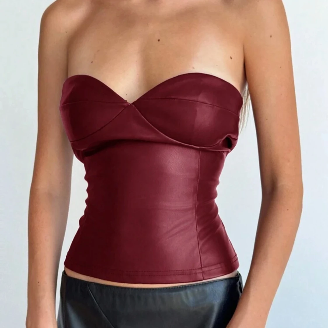 Vinröd tubtopp i skinn