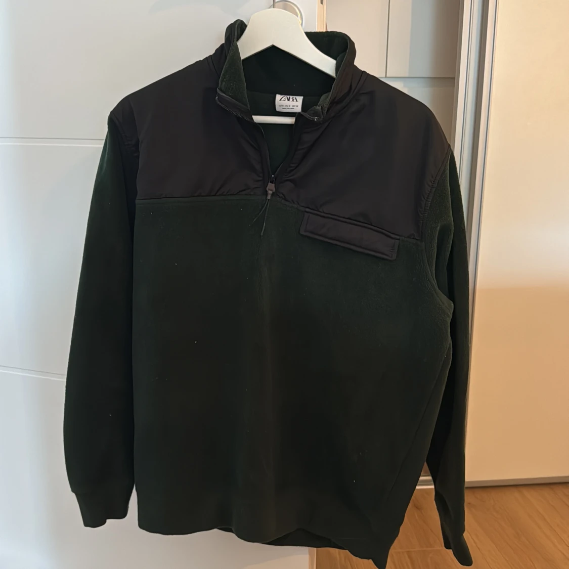 Mörkgrön fleece-tröja från Zara - 1