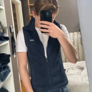 Mörkblå fleeceväst från Patagonia - Säljer en sjukt fet väst av märket patagonia, perfekt till lite kyligare kvällar eller dagar.