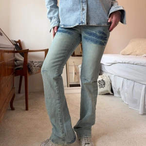 Ljusblå bootcut jeans - Ljusblå jeans med bootcut passform från Levis. Jeansen har coola tvättade detaljer på låren. Perfekta för en avslappnad och trendig look!! De är i storlek 27 o måtten är 37cm över midjan och 85cm i innersöm🩵🩵