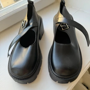 Chunky mary jane skor  - Oanvända loafers med spänne. Helt nya i storlek 38. Endast testade. Säljer då dem var för små för mig som egentligen har strl 39